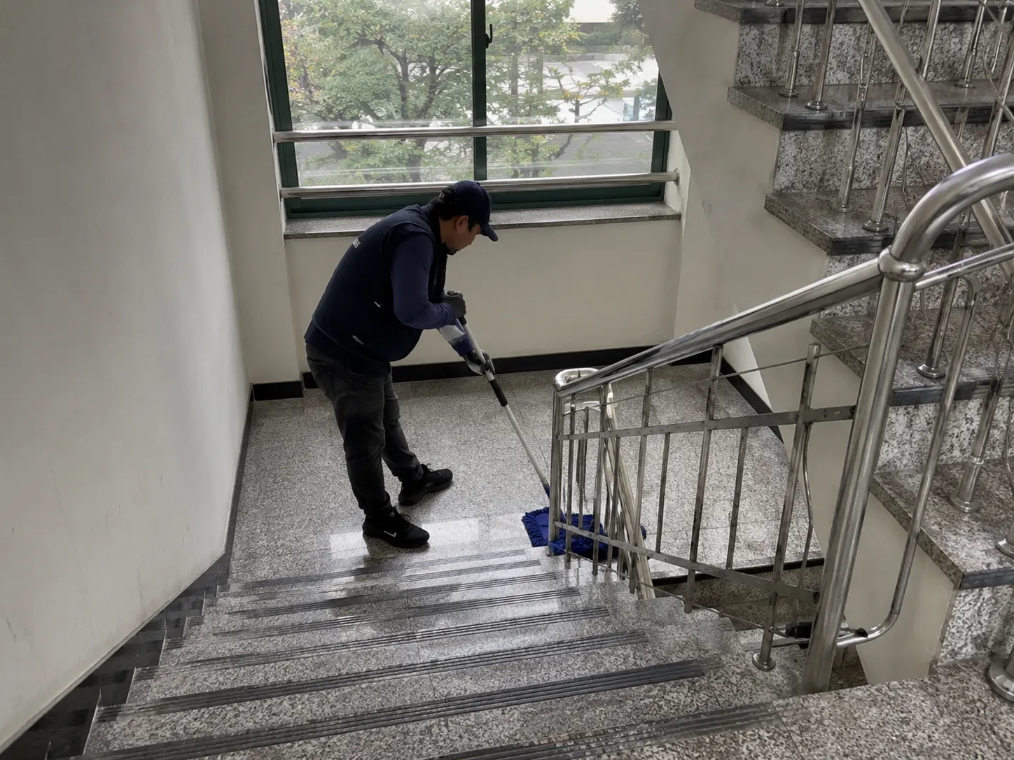 준공 청소 투입 전 도구와 동선을 정리한 상업공간 작업 현장