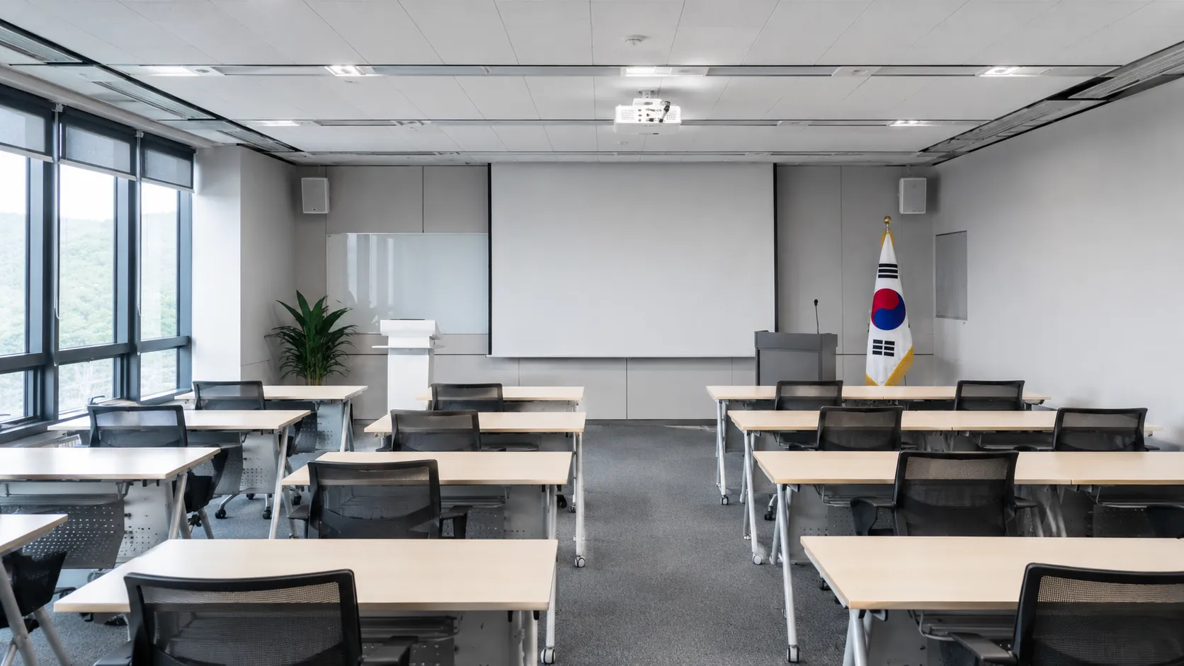 사무공간의 접촉면과 위생 취약 구역을 점검하는 과정