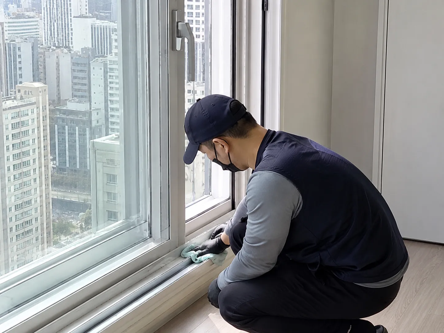 입주 전 주방과 실내 청소 완료 상태 최종 확인 작업 현장