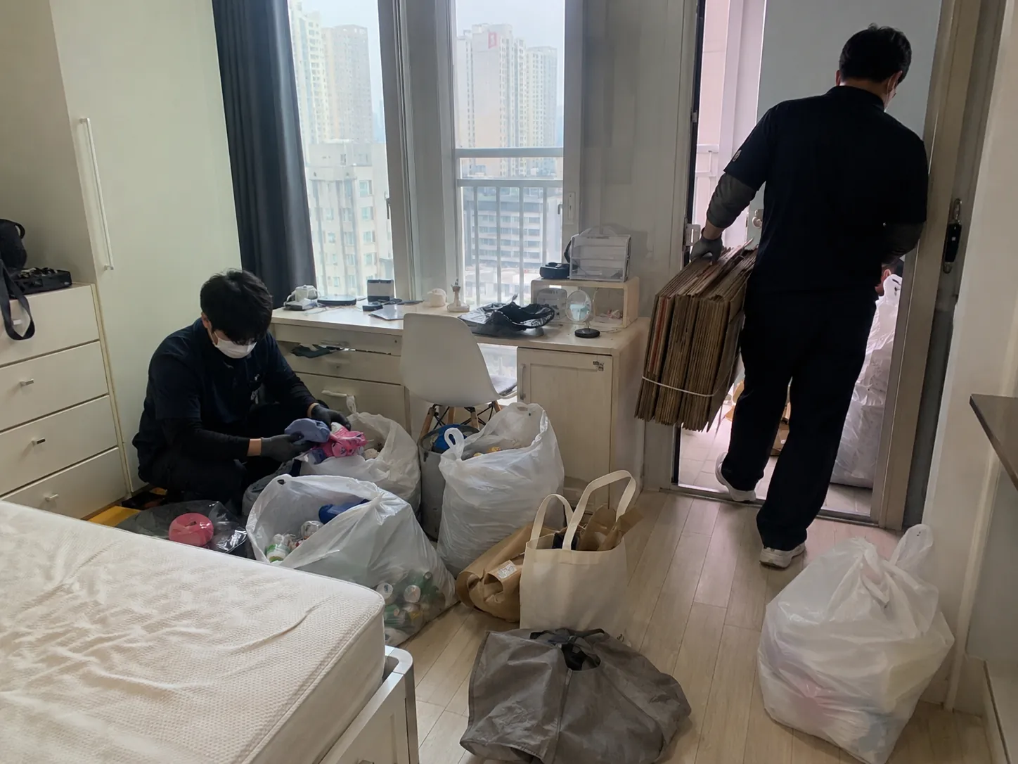쓰레기집 청소 후 상태를 확인하는 작업 현장